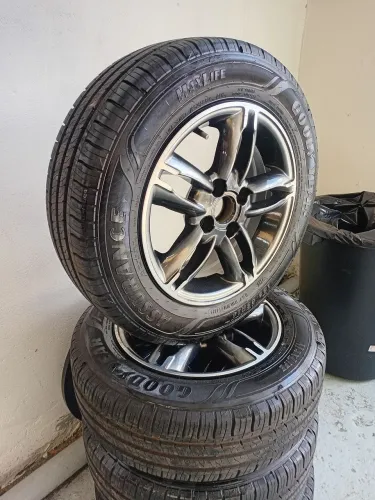 Rodas aro 14 furacão 4x100 pneus Goodyear novos
