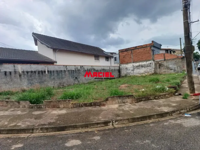 OTIMO TERRENO DE ESQUI COM FRENTE PARA 2 RUAS