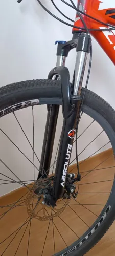 Vendo bike lótus aro 29, suspensão nova, pinça de freios novas e fita antifuro.