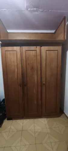 Guarda-roupa de madeira com maleiro em cima