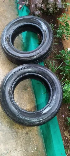 Dois pneus itaro 185/70/14 em bom estado sem vulcanização sem deslocamento.