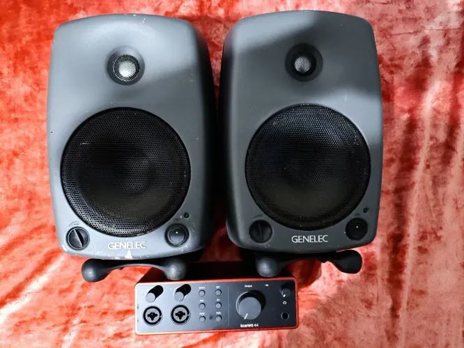 Genelec 8030B !!! À Parte : Focusrite Scarlett 4i4 !!! Universal Audio Apollo & Yamaha HS