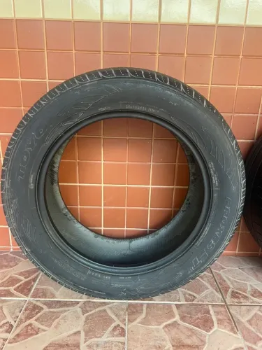 Pneu Toyo 255/55 R19 111V*, ideal para SUV e carros maiores.