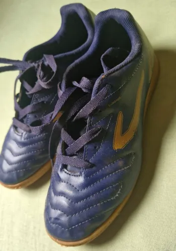 Chuteira futsal Topper usada. Tamanho 36.