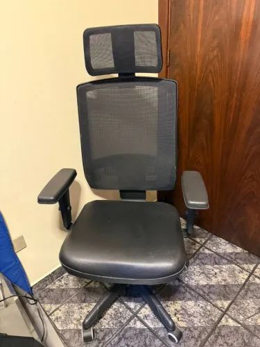 Cadeira Plaxmetal Brizza Encosto NR17 Relax Couro Braço 3D Escritório Ergonômica
