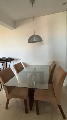 Mesa de jantar com 4 cadeiras - R$ 400,00