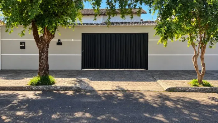 Casa Ampla de 200m² em Palmas-TO na Quadra 1004 Sul, 3 Quartos sendo 1 Suíte.