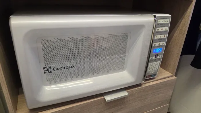Micro-ondas Electrolux MEO44 34L em perfeito estado