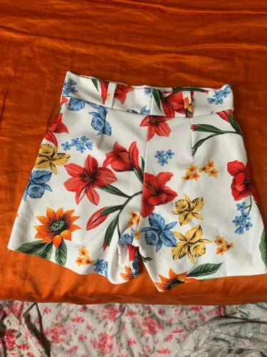 SHORT BRANCO COM FLORES