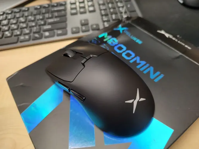 Mouse Gamer Delux M800 Mini Pro Sem Fio PAW3395 26.000 DPI