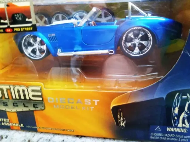 Big Muscle Diecast Model Kit with Shelby Cobra 427 S/C, 1965, 1:24