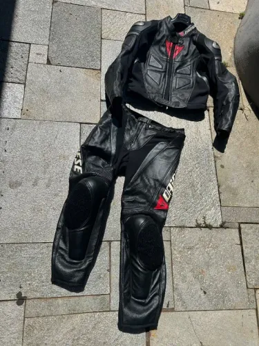 jaqueta e calca Dainese completo tam 50 couro - produto mostruário