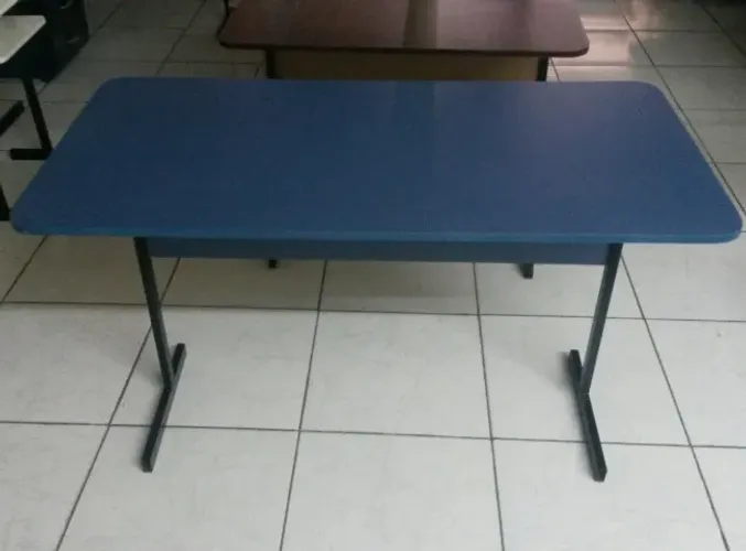 nv- mesa reta azul em mdf com perna de ferro