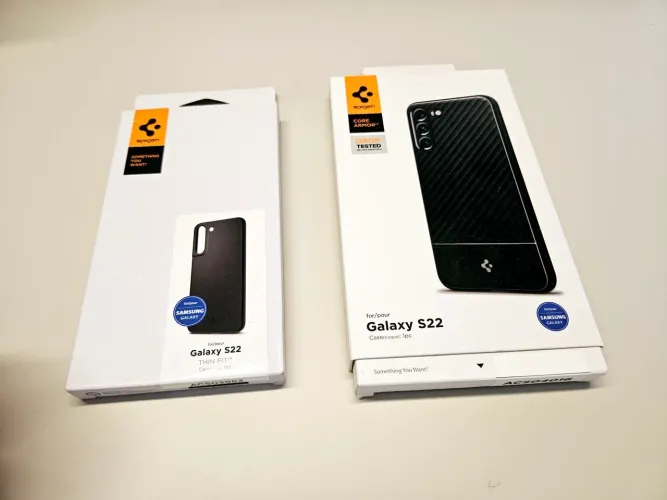 Duas capas Spigen para Samsung S22