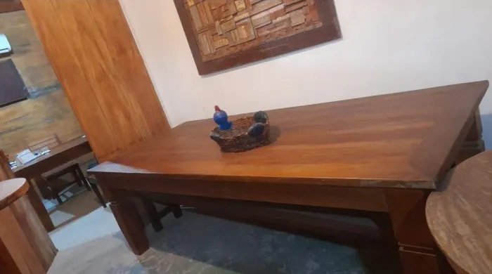 Mesas e móveis rústicos,