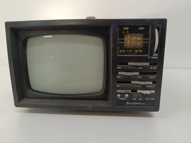 TV Portátil Broksonic ela liga o rádio 