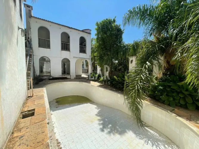 Casa à venda com 5 quartos, 4 banheiros e 6 vagas.