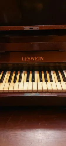 Piano Leswein antigo com banco