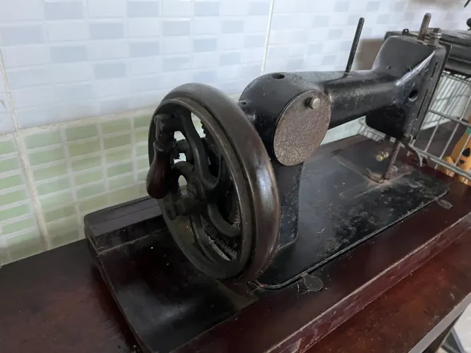 Máquina de Costura Antiga manual manivela