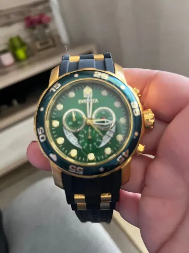 Relógio Invicta Dourado com Mostrador Verde