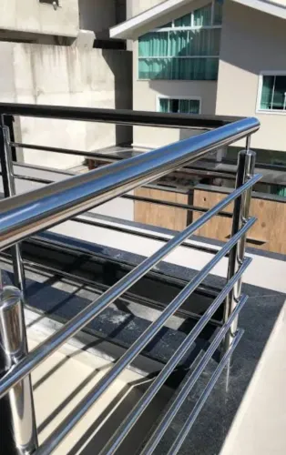 Contratamos serralheiro inox