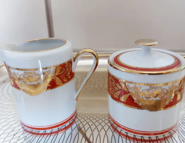Jarinha e açucareiro, em porcelana trabalhados artesanalmente