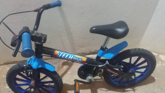 Vendo bicicleta aro 16 menino bem conservada 