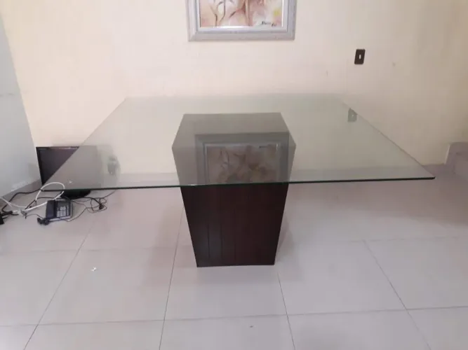 Mesa de Jantar de Vidro com Base em Madeira