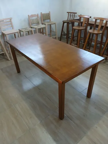 Mesa de madeira vernizada (novas)