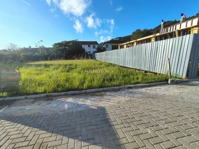 TERRENO EM CONDOMÍNIO NA CACHOEIRA.