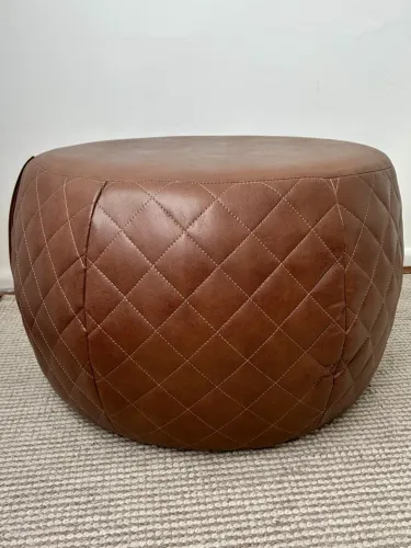 Puff / mesa de centro em couro sintético marrom