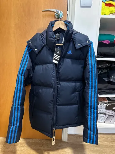 Jaqueta Adidas Azul com pluma de ganso.