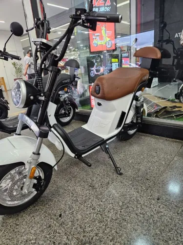 Scooter Elétrica YIWU - Design Moderno e Conforto