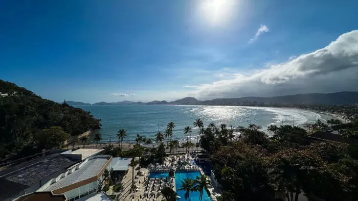 Apartamento À VENDA no condomínio Tortugas na praia da Enseada em Guarujá.