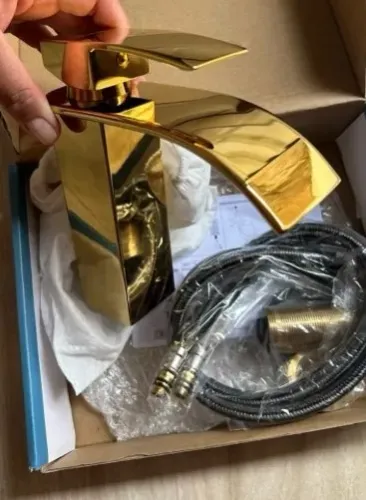 Torneira Monocomando Dourada Nova na caixa