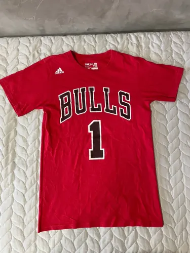 Camiseta basquete Adidas Bulls vermelha tam P