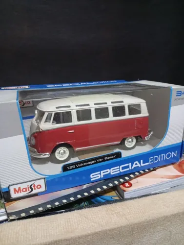 Miniatura Volkswagen Van Samba 1:25 - Edição Especial