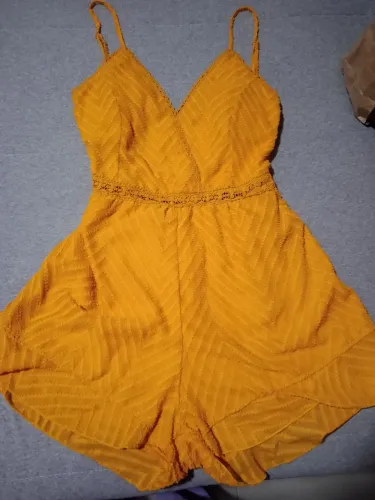 Macacão Amarelo Vibrante com Detalhes em Renda