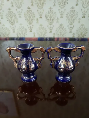 Par de Vasos Decorativos em Porcelana Francesa. Com fios de ouro.