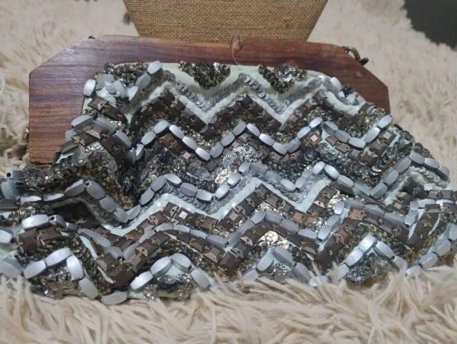 Bolsa de mão vintage com detalhes em pedraria