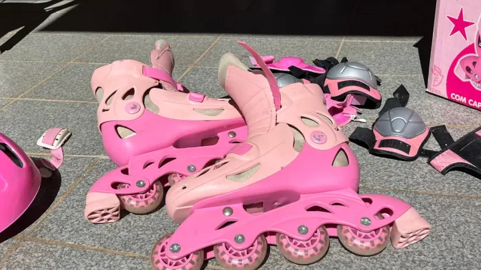 Patins Rosa com Equipamentos de Proteção