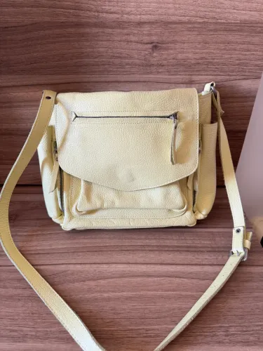 Bolsa de couro legítimo Via Mia média, alça versátil cor limão 