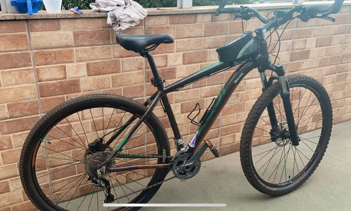 Bike caloi Explorer Aro 29 - toda alívio 27 velocidades e freio hidráulico