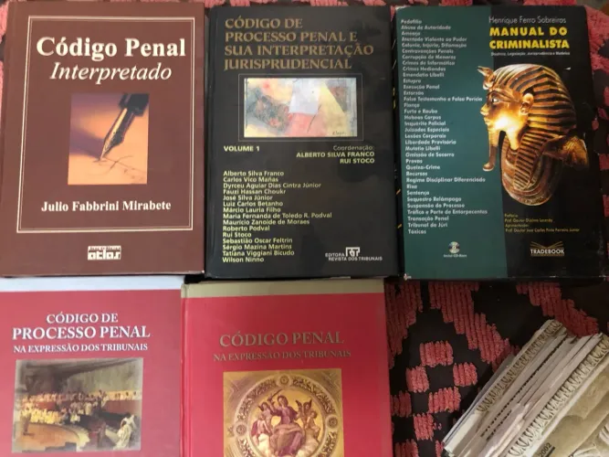 Livros e códigos direito penal