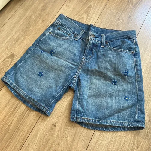 Bermuda com flores Levis