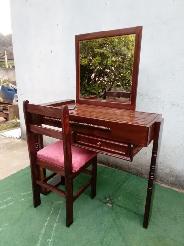 Pintiadeira de madeira com gavetas e cadeira