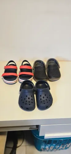 Três pares de CROCS infantil C6 (22/23) idade 1 ano e meio pra frente