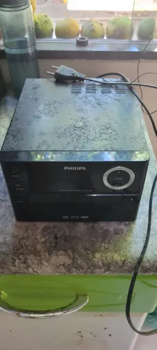 Mini sistem sem caixas de som com defeito.