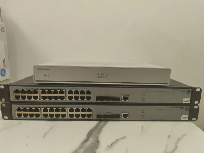 2 Switchs HP V1910-24G + 1 Roteador Cisco ISR 1100 C1111 4P