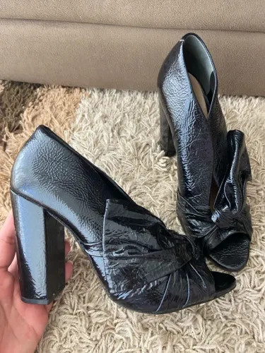 Scarpin Schütz Preto n. 39, com Detalhe de Laço Elegante